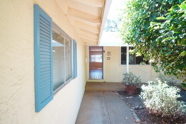 Building Photo - 2518 Loyola Dr