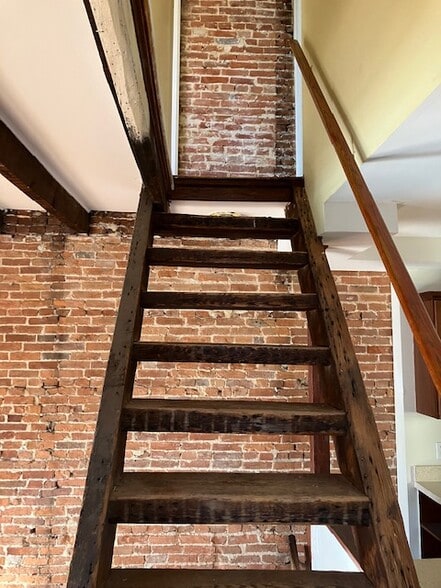 Building Photo - 414 George St