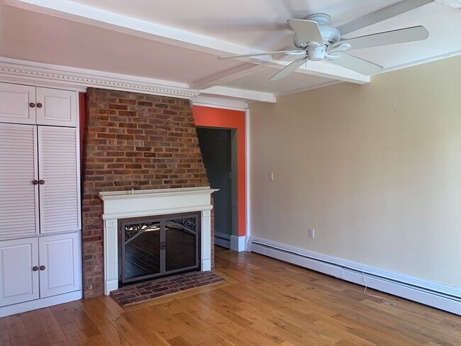 Building Photo - 10 Salem St Ave