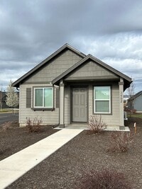 Building Photo - 2 Bedroom / 1 Bathroom Cottage is SW Redmond