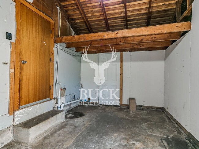 Building Photo - 6706 SE 15th St