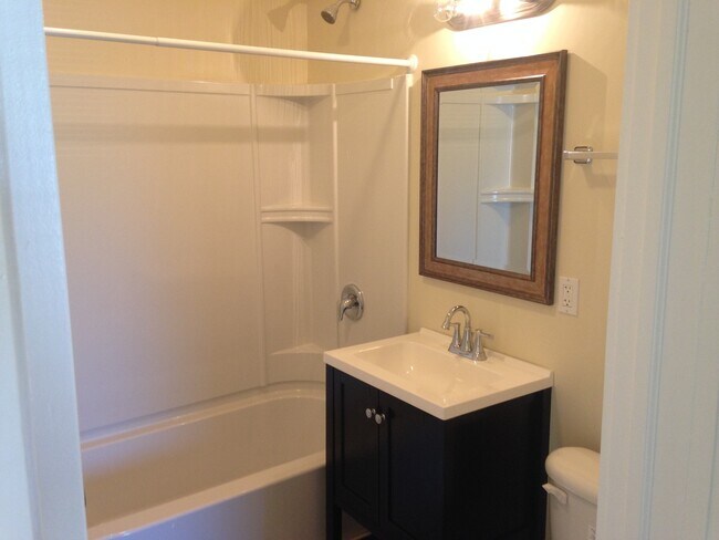 Building Photo - 2625 N Oakland Ave