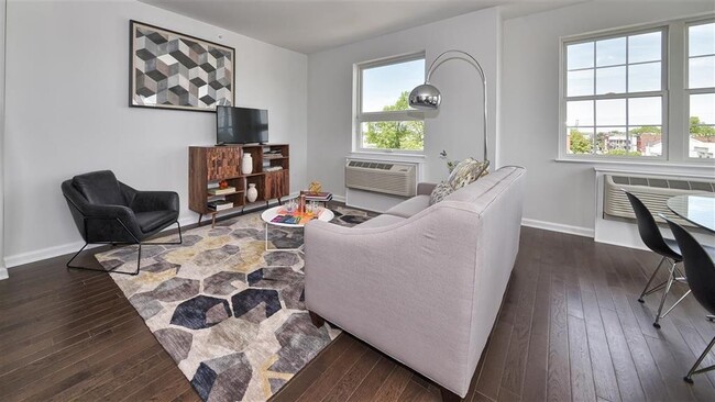 Building Photo - 304 Broadway-