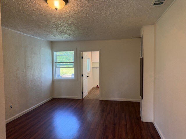 Building Photo - 10861 Live Oak Rd