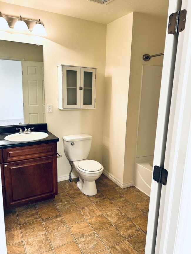 Building Photo - Spacious Townhome, Close to Fort Riley!