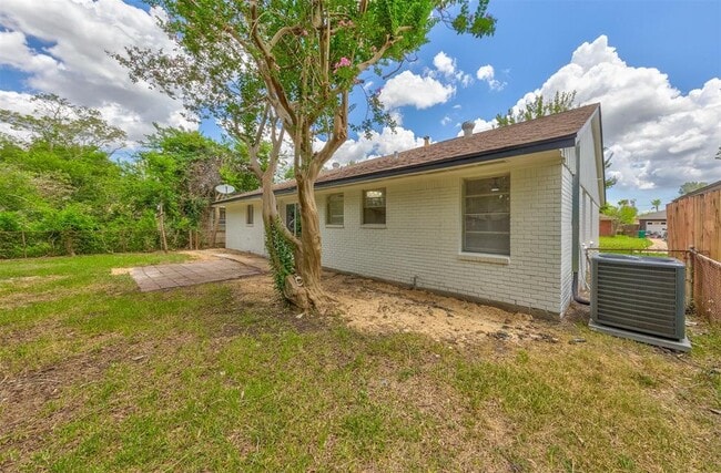 Building Photo - 2112 Walnut Ln