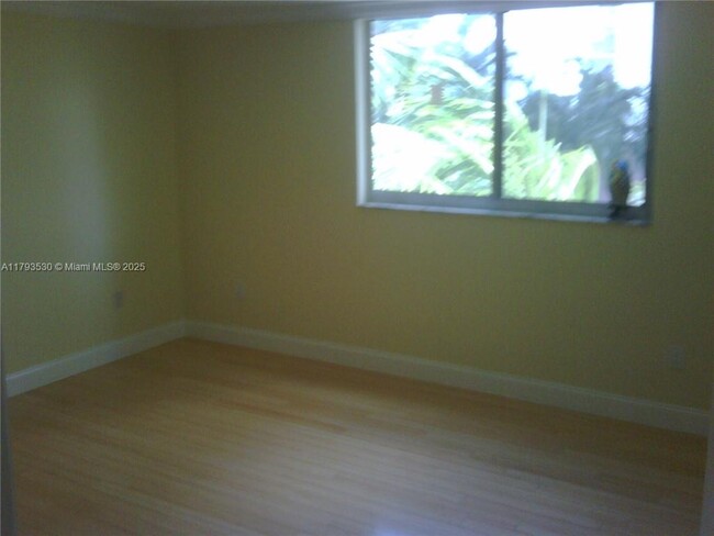 Building Photo - 1605 Bay Rd