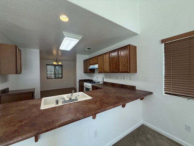 Building Photo - 3-bedrooms and two bathrooms home located in Visalia, CA