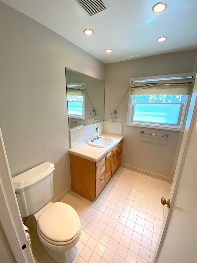 Building Photo - Beautiful 3 Bed + 2 Bath Los Altos Home - ...