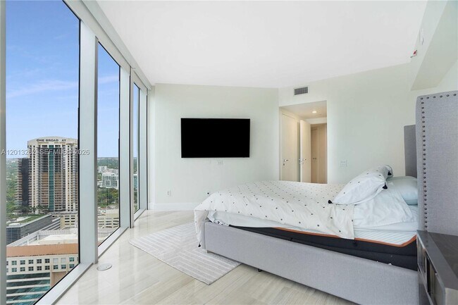 Building Photo - 1300 Brickell Bay Dr
