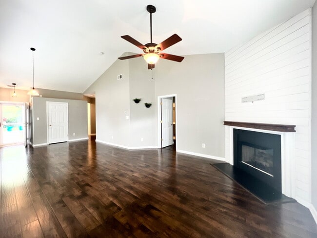 Building Photo - UPDATED 1 STORY TOWNHOME!