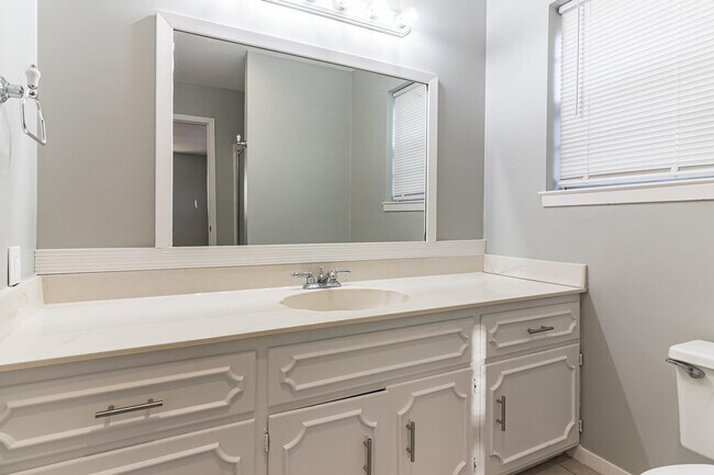 Building Photo - 1822 Greenwood Ln