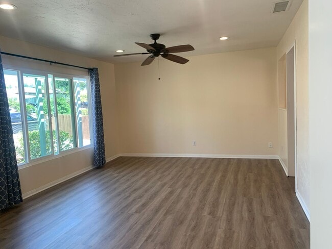 Building Photo - 489 El Monte Rd
