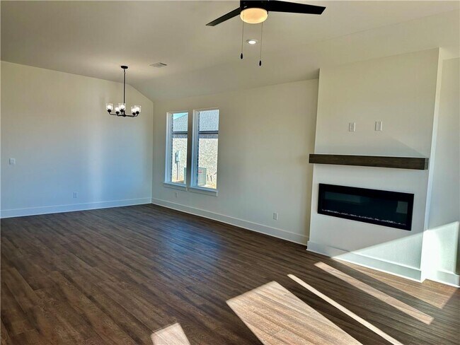 Building Photo - 2421 Longfellow Dr