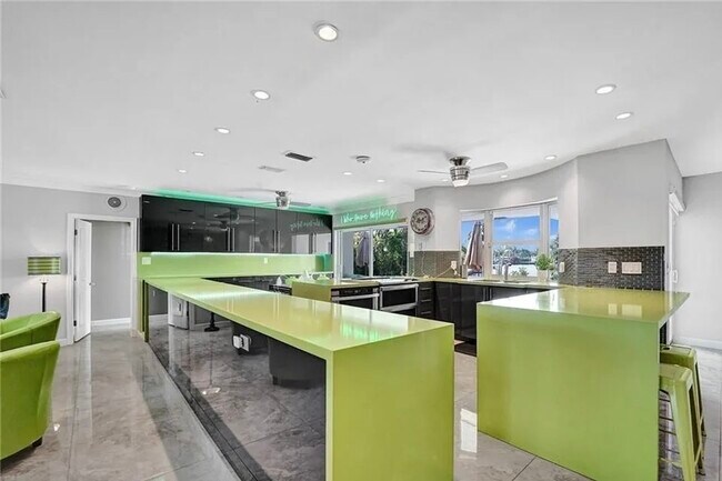 Building Photo - 2830 NE 55th St