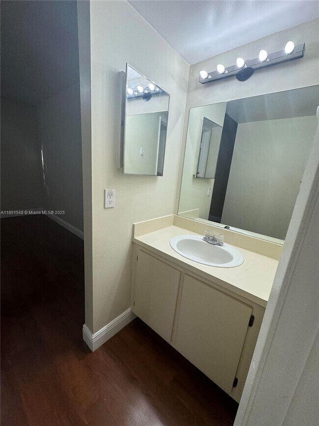 Building Photo - 9969 Nob Hill Ct