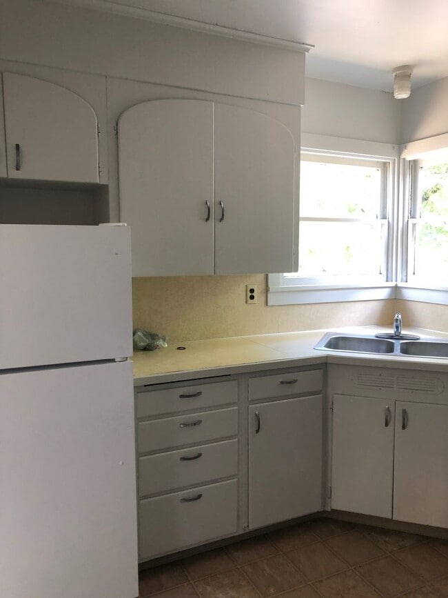 Building Photo - Campus 4 bedroom Available in December