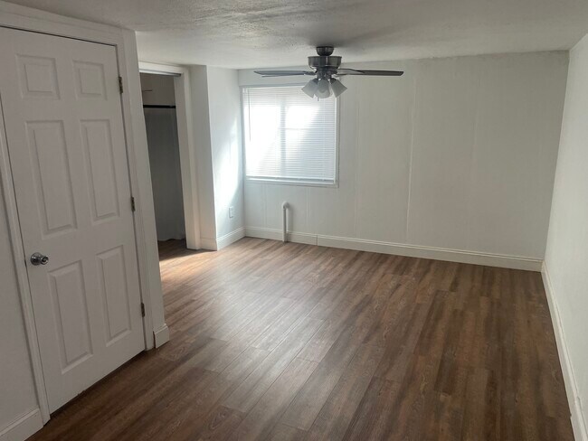 Building Photo - 305 S Vine St