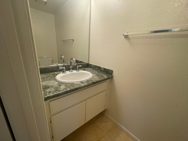 Building Photo - Bright and Spacious End-Unit Townhome in t...