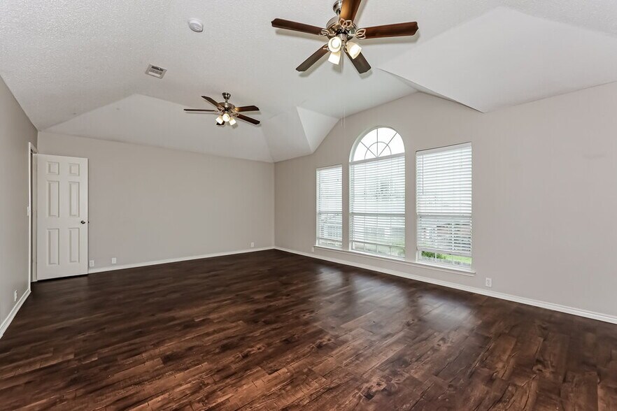 Building Photo - 3000 Vicksburg Ln