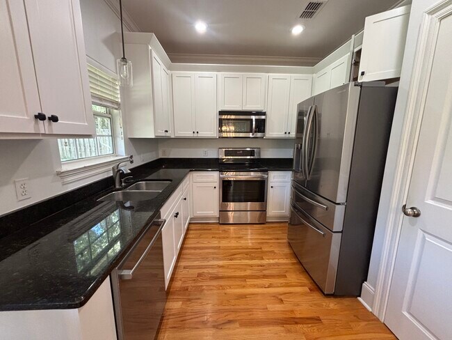 Building Photo - 1633 Shadowmoss Ave