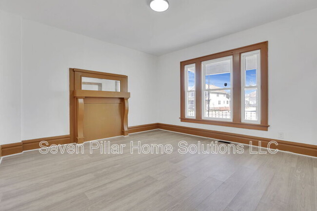 Building Photo - 121 S Terrace Ave