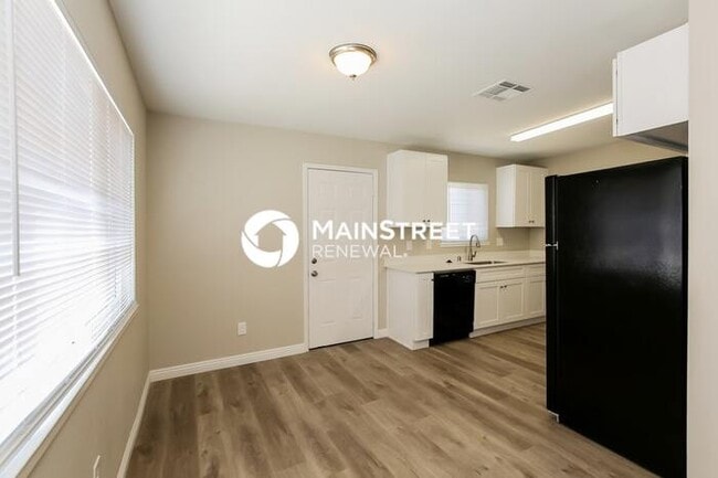 Building Photo - 4 Bedroom Pet-Friendly Home in North Las Vegas, NV with Main Street Renewal
