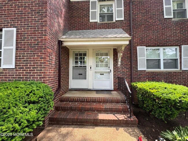 Building Photo - 64 Manor Dr