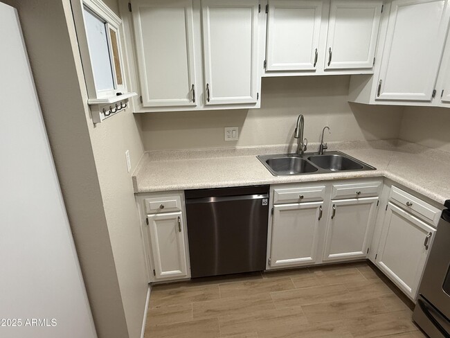 Building Photo - 850 S River Dr