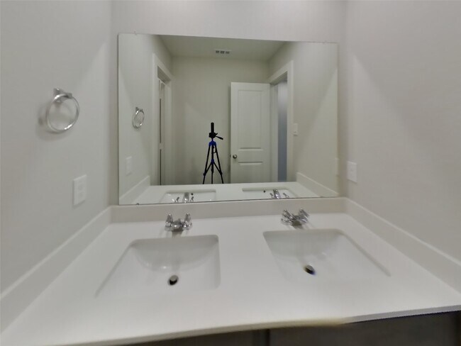 Building Photo - 4930 San Fabiano Ct