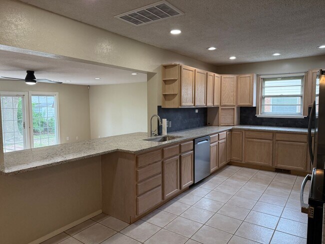 Building Photo - Welcome to this charming 3 bedroom, 2 bath...
