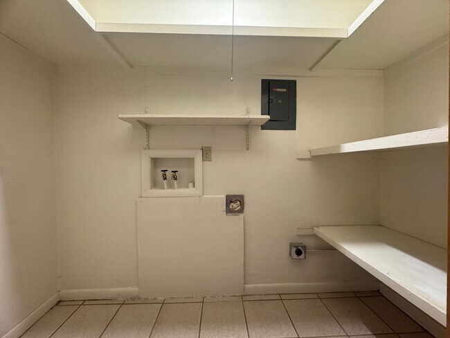 Building Photo - 2000 S Richardson Ave