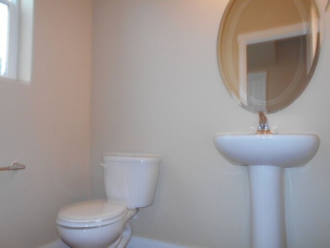 Building Photo - 3 bedroom, 2.5 bath, Townhome Mill Creek $...