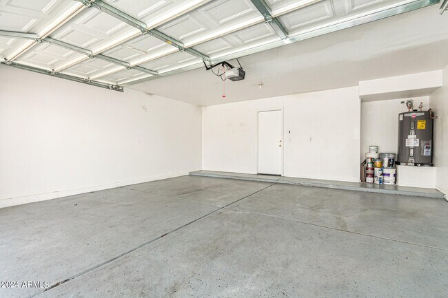 Building Photo - 3223 E Poinsettia Dr