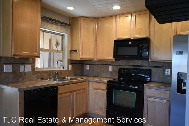 Building Photo - 2202 Valentia St