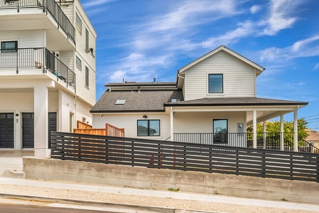 Building Photo - 701 Olive Ave