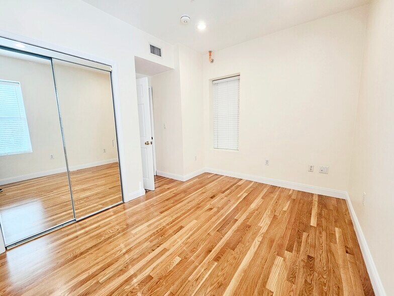 Building Photo - 1803 Beacon St