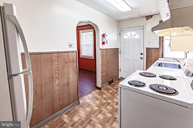 Building Photo - 3312 W 13th St