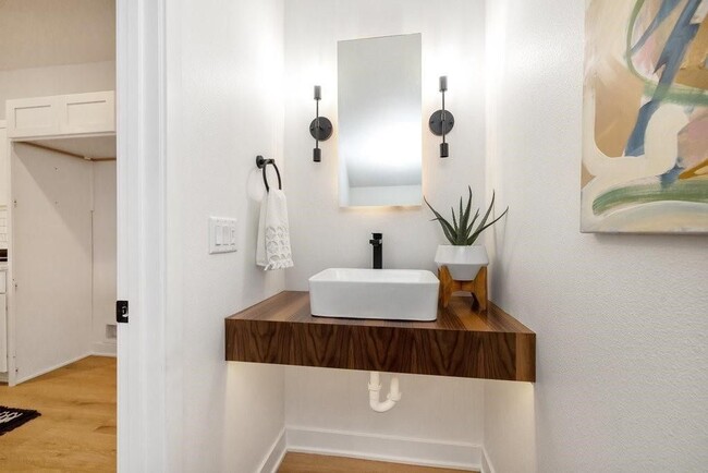 Building Photo - 6501 Hickman Rd