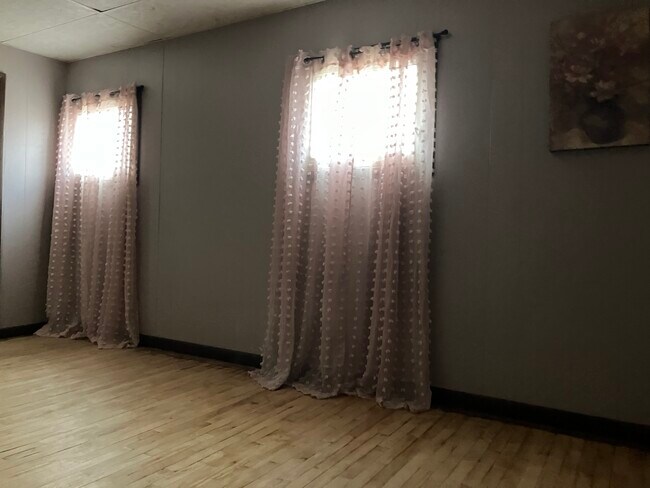 Building Photo - 517 11th Ave W