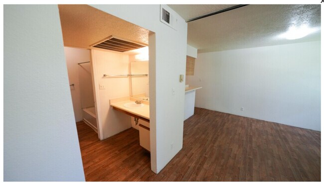 Building Photo - BRANDYWOOD PARK!!! FREE UTILITIES!! GREAT ...