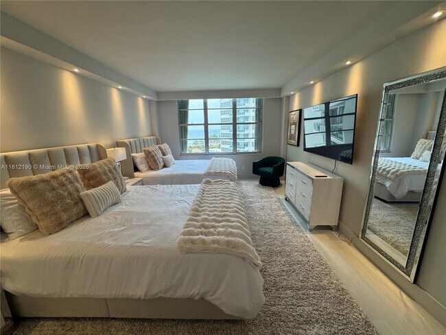 Building Photo - 5151 Collins Ave