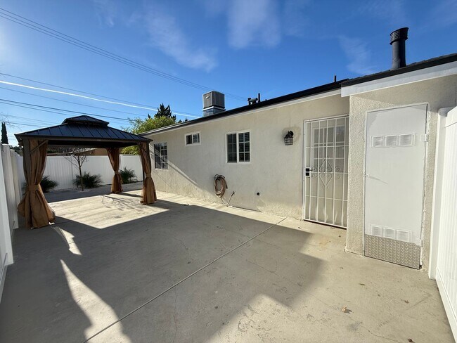 Building Photo - Secluded 3/2 in the heart of Sylmar