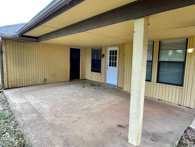 Building Photo - 903 E Northbrook Ave