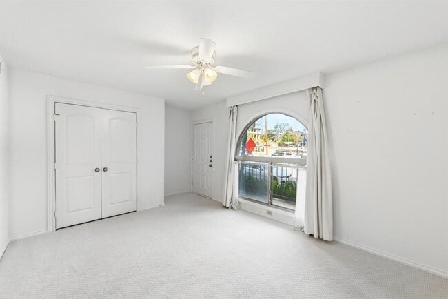 Building Photo - 505 W 7th St