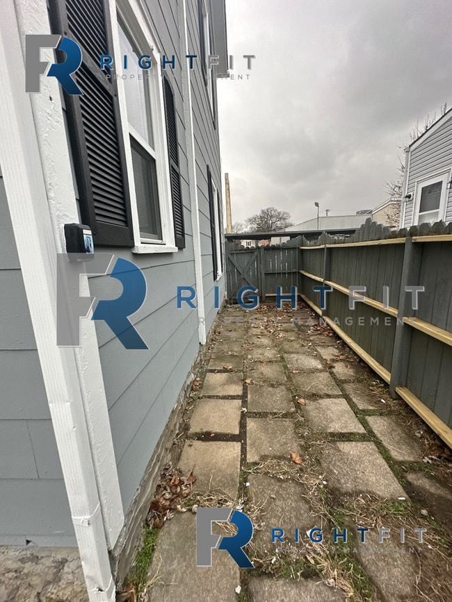 Building Photo - Freshly Renovated Home in Miamisburg