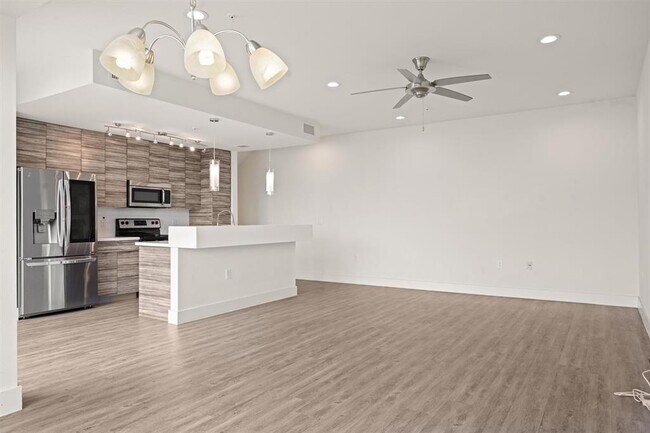 Building Photo - 604 N Bluff Dr