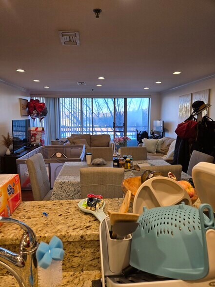 Building Photo - 193 Oak St