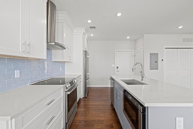 Building Photo - 267 Old Colony Ave