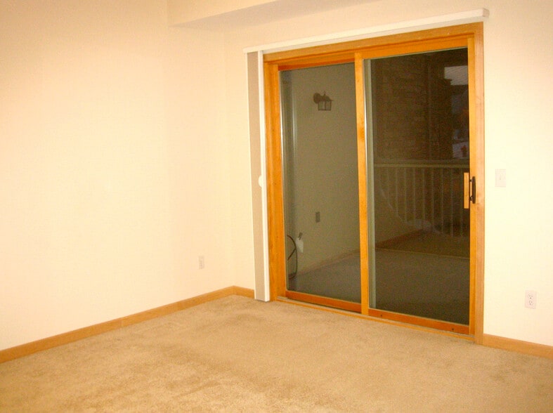 Building Photo - 500 Greenhaven Dr